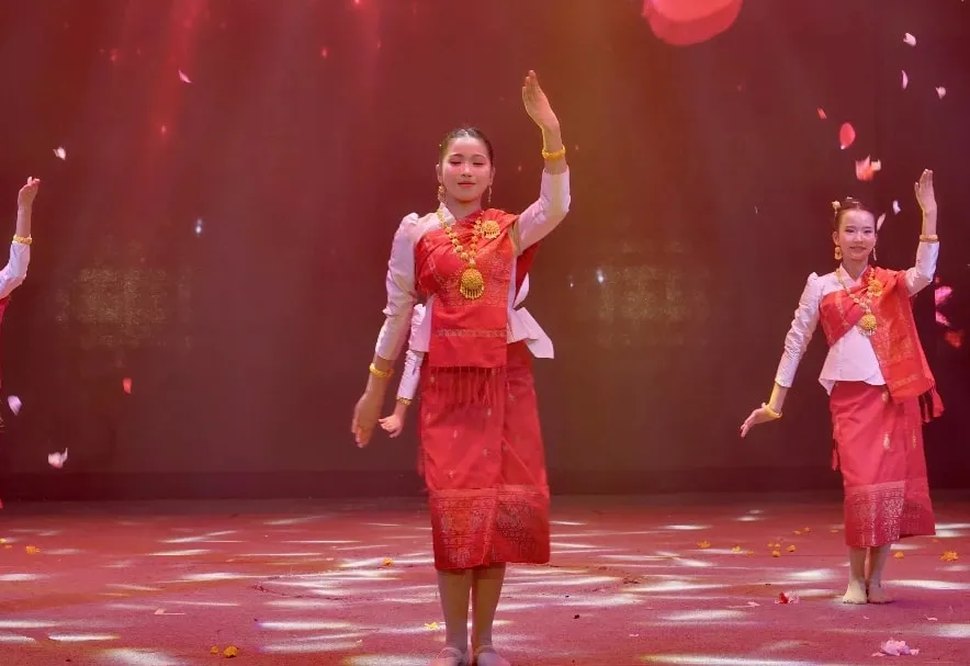 Dancers in red silk and gold jewellery